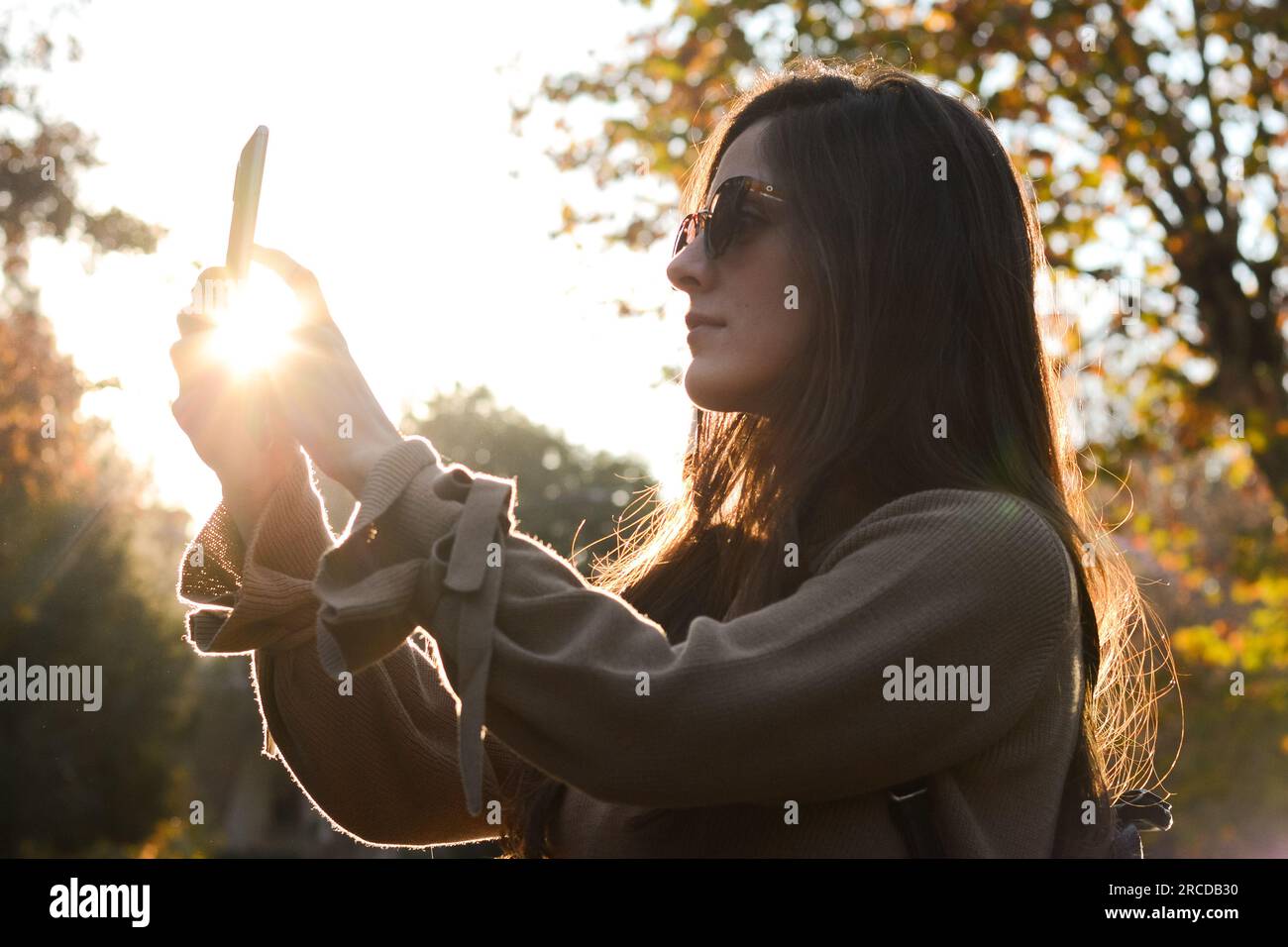 Ritratto di una giovane donna che fotografa Foto Stock