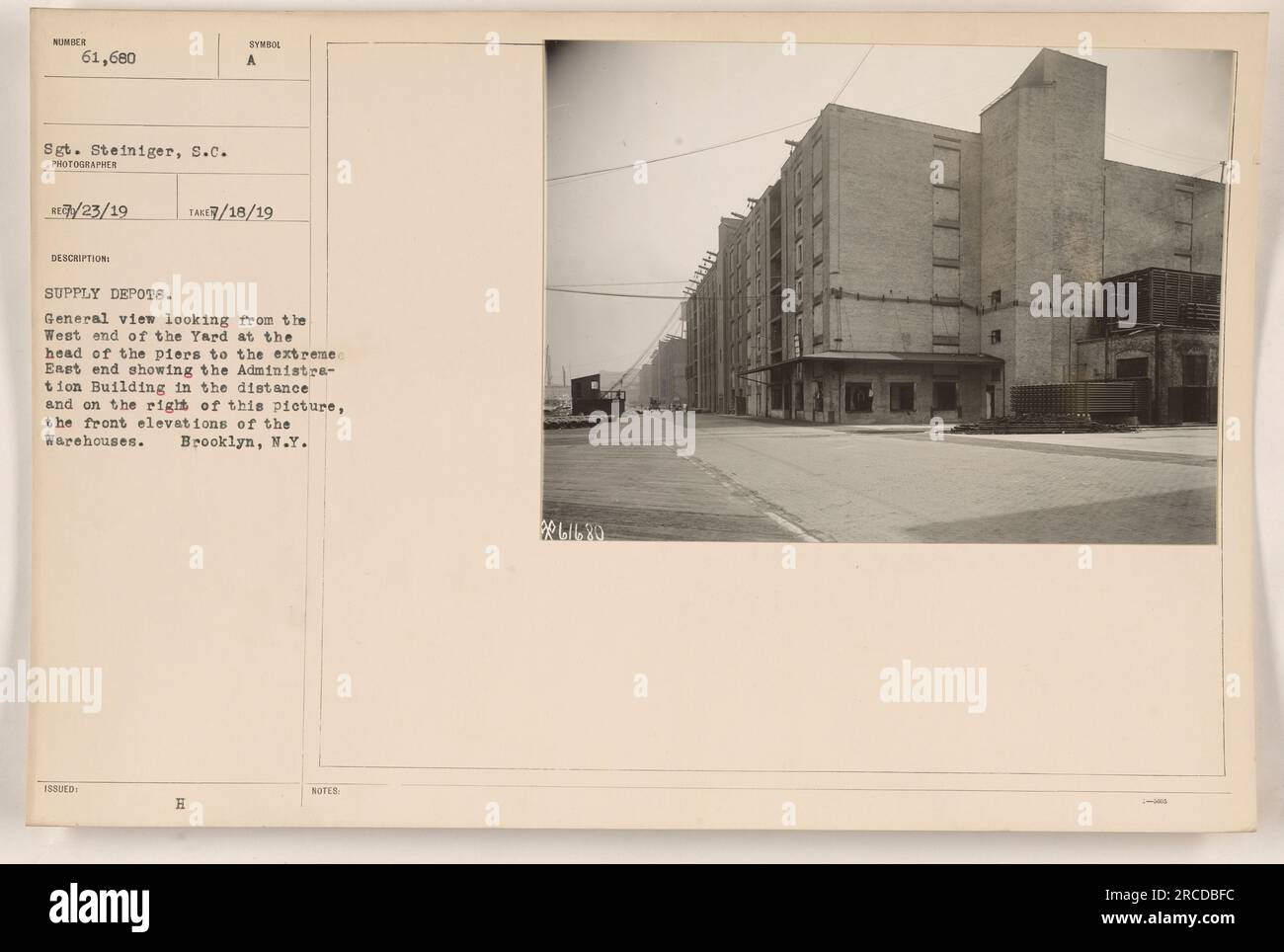 Una fotografia che mostra una visione generale di un deposito di rifornimenti a Brooklyn, New York durante la prima guerra mondiale. L'immagine cattura il cortile alla testa dei moli, con l'edificio amministrativo visibile in lontananza. Sul lato destro dell'immagine, è possibile vedere le quote anteriori dei magazzini. La foto è stata scattata dal sergente Steiniger. (Numero 61.680) Foto Stock