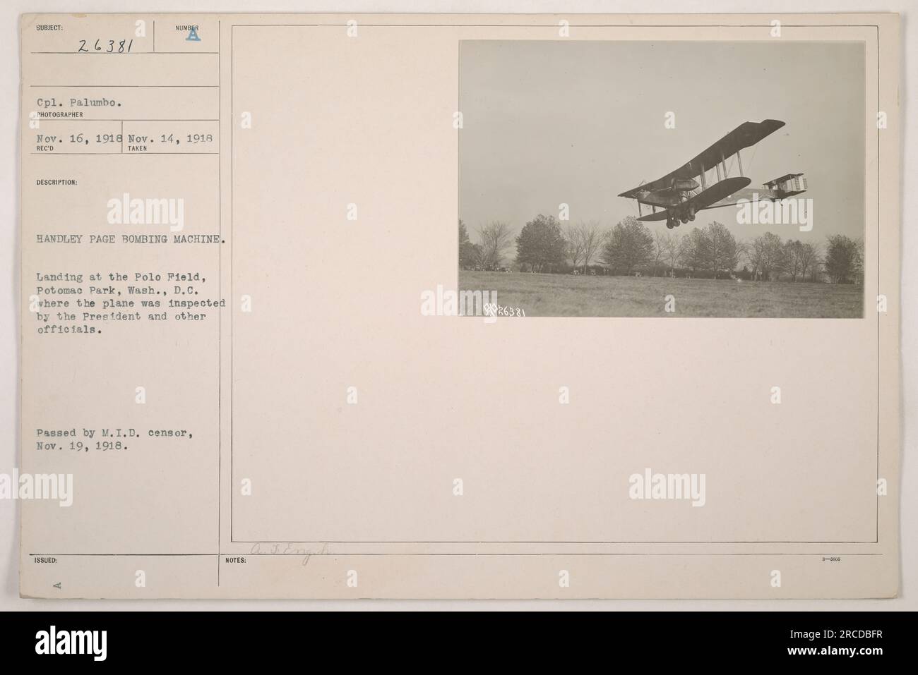 CPL. Palumbo si trova accanto a una macchina da bombardamento Handley Page al Polo Field di Potomac Park, Washington D.C. L'aereo è stato ispezionato dal presidente e da altri funzionari il 14 novembre 1918. Questa fotografia è stata scattata il 16 novembre 1918 e ha superato il M.I.D. Censor il 19 novembre 1918. Foto Stock