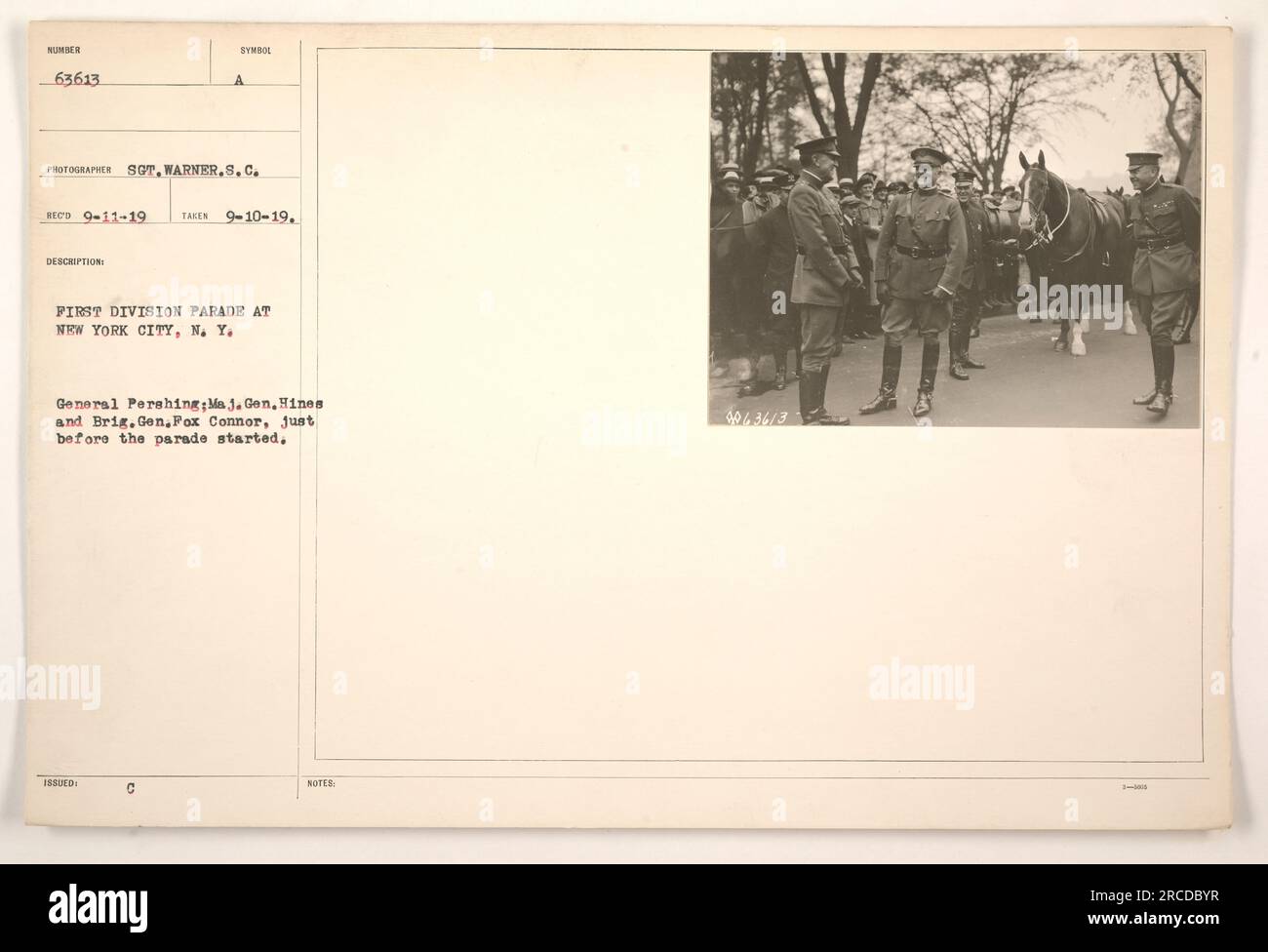 Generale Pershing, maggiore generale Hines e Brig. Il generale Fox Connor viene visto poco prima dell'inizio della parata della prima Divisione a New York. Questa immagine è stata scattata il 10 settembre 1919 e faceva parte di una serie di fotografie che documentano le attività militari americane durante la prima guerra mondiale. Foto Stock