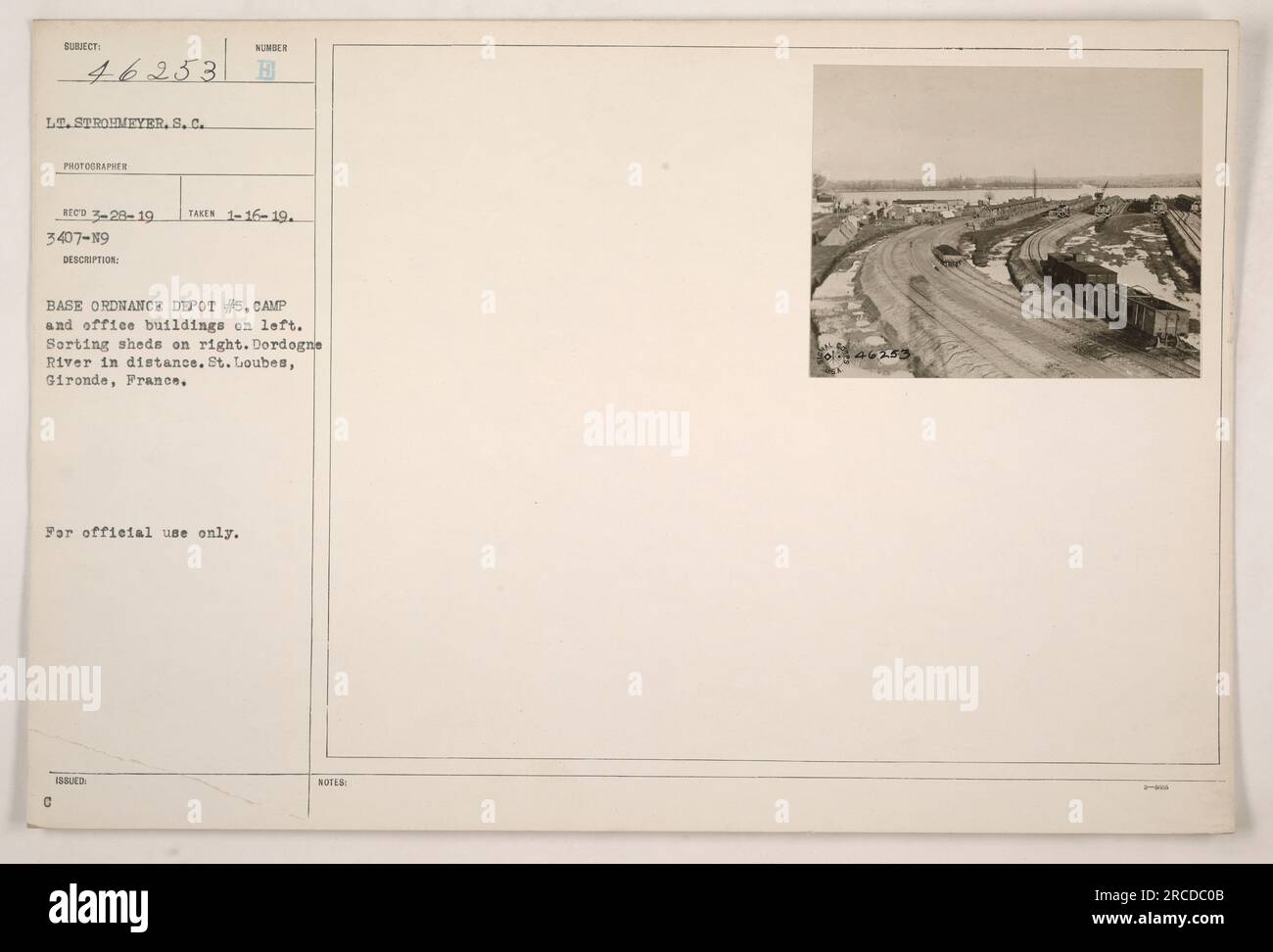 Base di ordigni n. 5 a St. Loubes, Gironde, Francia. La fotografia cattura gli edifici del campo e degli uffici sulla sinistra, con i capannoni di smistamento sulla destra. In lontananza, è visibile il fiume Dordogna. Questa immagine è stata scattata dal tenente Strohmeyer il 16 gennaio 1919 ed è contrassegnata con "solo per uso ufficiale". Foto Stock
