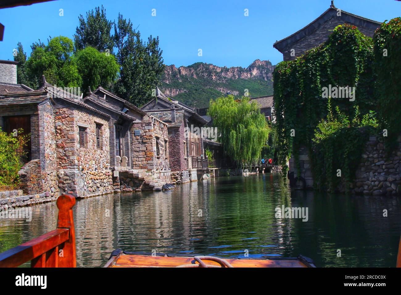 Immergiti nel fascino mozzafiato dello splendido fiume cinese, crogiolandoti nel caldo abbraccio della luce del sole in un ambiente incontaminato all'aperto. Foto Stock