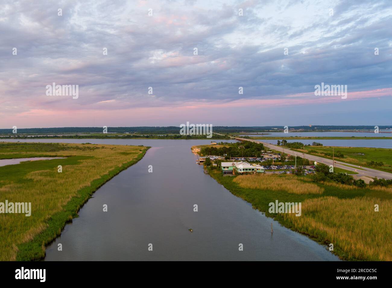 Mobile Bay rialzata al tramonto sulla costa del golfo dell'Alabama Foto Stock