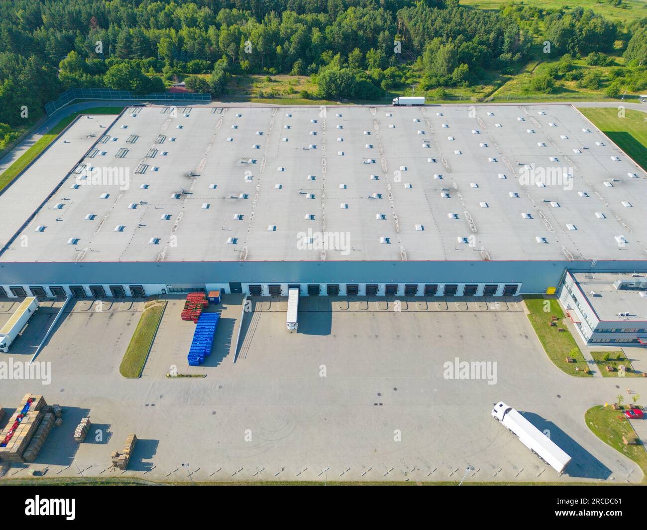 Vista aerea del magazzino merci. Centro logistico industriale c Foto Stock