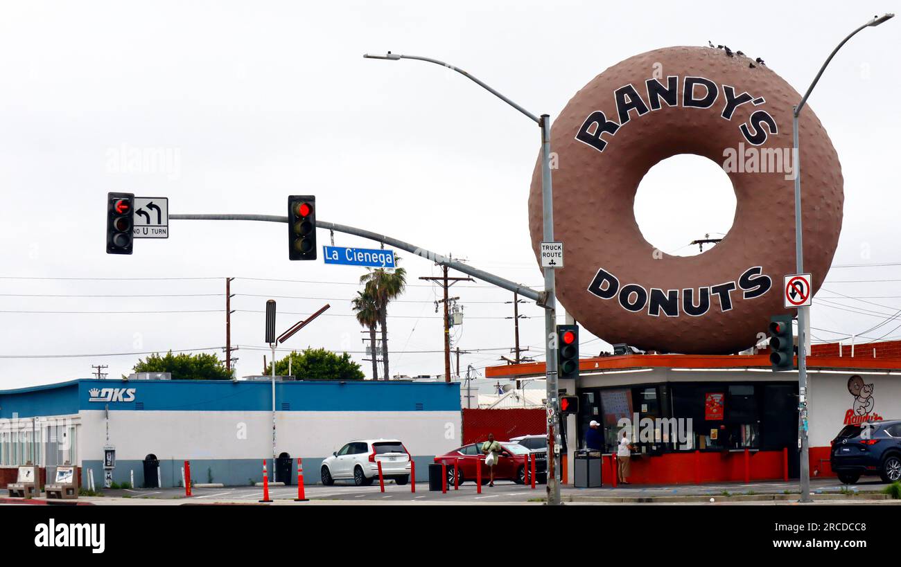 Inglewood (Los Angeles) California: Randy's Donuts con una gigantesca ciambella sul tetto situata al 805 di West Manchester Boulevard, Inglewood Foto Stock