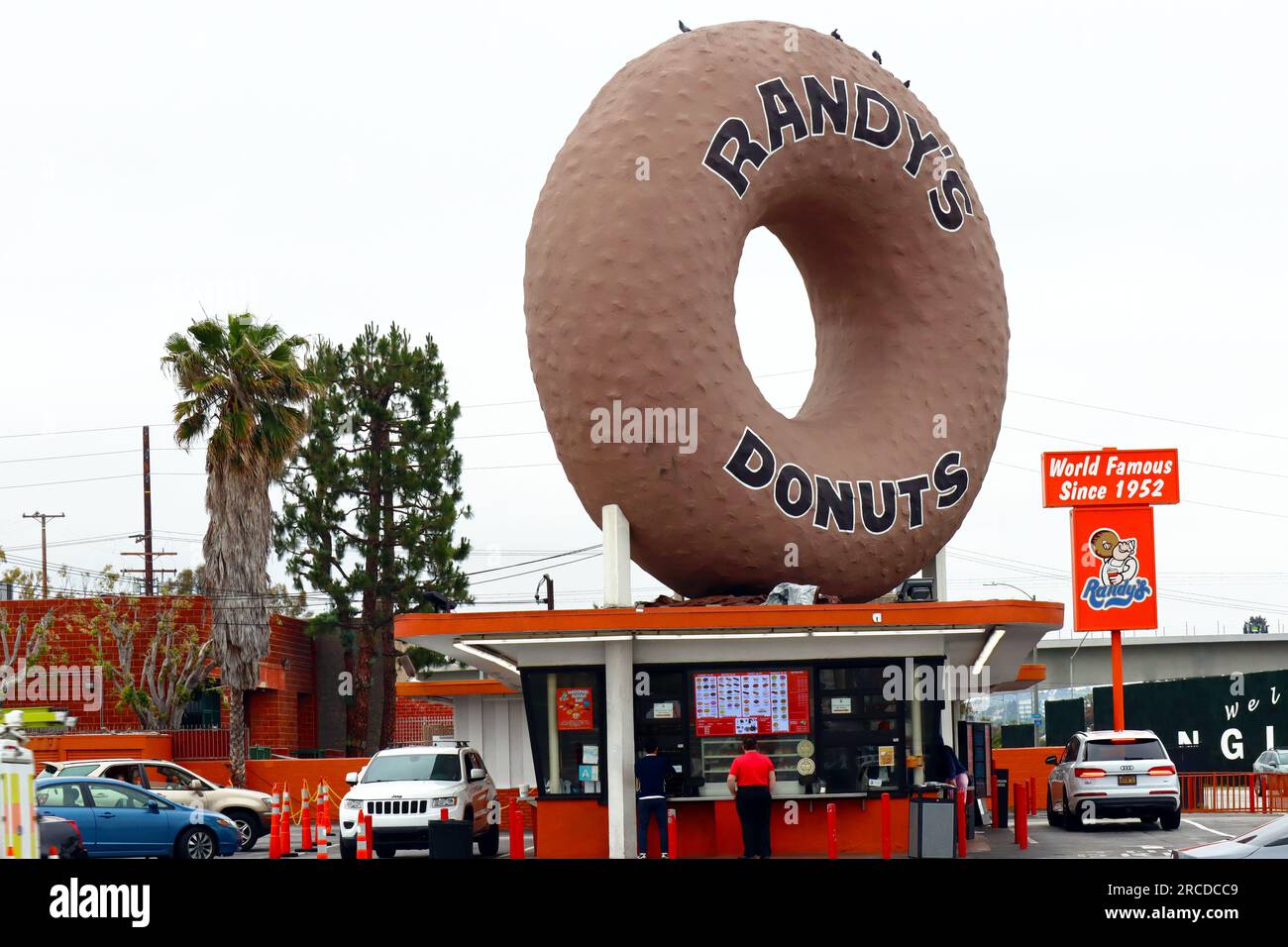 Inglewood (Los Angeles) California: Randy's Donuts con una gigantesca ciambella sul tetto situata al 805 di West Manchester Boulevard, Inglewood Foto Stock