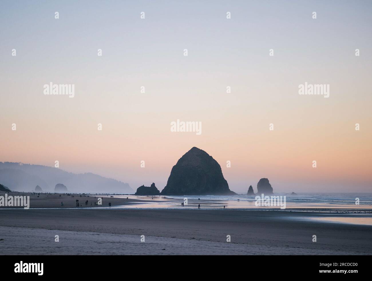 Haystack Rock al tramonto su Cannon Beach, Oregon Foto Stock