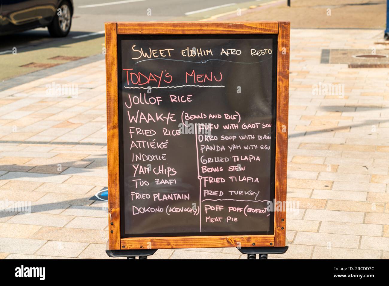 Wolverhampton, Regno Unito - 13 luglio 2023: Menu per il ristorante africano Sweet Elohim Afro resto a Wolverhampton, Regno Unito Foto Stock