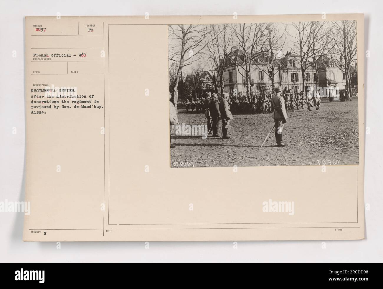 I soldati francesi sono stati esaminati dal generale de Maud'huy dopo la distribuzione delle decorazioni durante una revisione del reggimento. La foto è stata scattata da Reed e fa parte della collezione 111-SC-8037. La posizione è Aigne, e l'immagine ha un simbolo po, che indica che è una fotografia ufficiale. Foto Stock