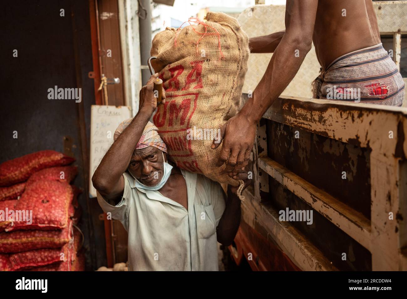 I lavoratori trasportano cipolle per le strade di Colombo, Sri Lanka Foto Stock