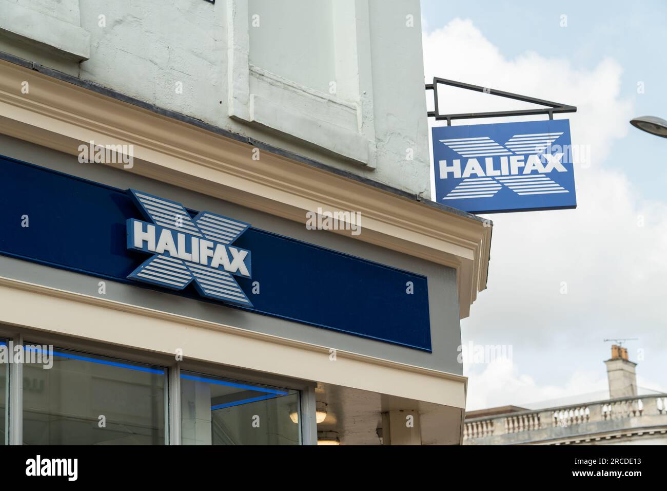 Wolverhampton, Regno Unito - 13 luglio 2023: Facciata dell'Halifax Building Society in Queen Square Wolverhampton con logo Foto Stock