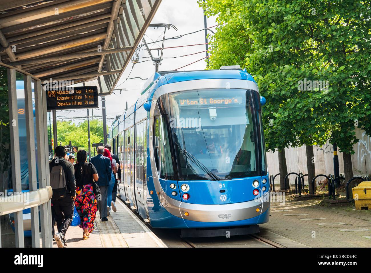 Wolverhampton, Regno Unito - 13 luglio 2023: Gente in fila per la metropolitana West Midlands alla fermata St George's di Wolvverhampton, Regno Unito Foto Stock