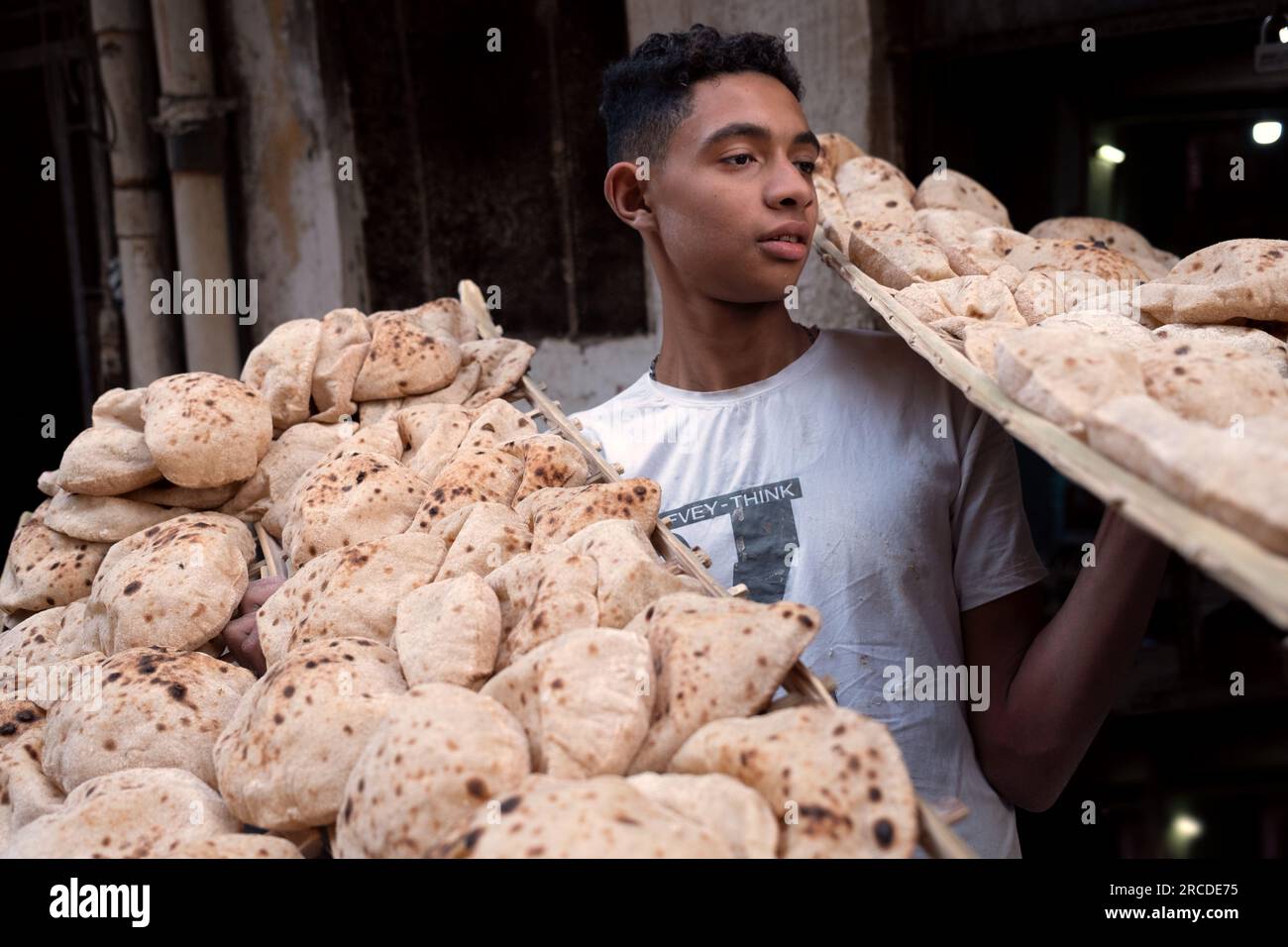 Un giovane consegna il pane al Cairo, in Egitto Foto Stock