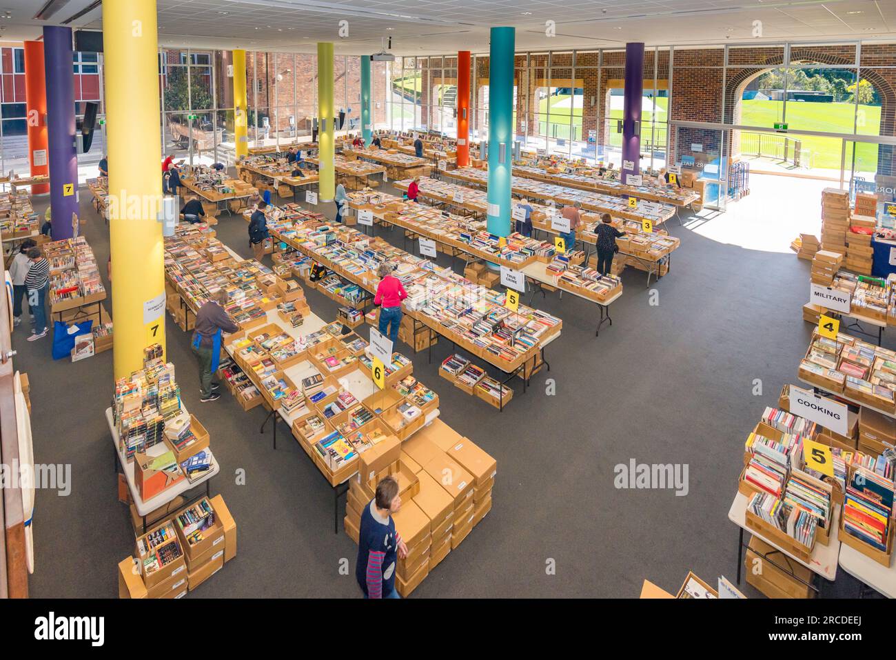 La Lifeline Book Fair 2023 alla Knox Grammar School è la più grande fiera del libro di Sydney con oltre 110,00 libri, CD DVD, dischi in vinile e puzzle in vendita in un periodo di quattro giorni a partire dal 13 luglio di ogni anno. Oltre 400 cacciatori di libri si sono schierati prima dell'inizio e sono stati trattati con una festa di oltre 50 categorie di libri quando le porte si sono aperte. Nella foto: I libri sono disposti sui tavoli nelle loro categorie dai volontari di Lifeline nei tre giorni precedenti l'evento. Credito: Stephen Dwyer Alamy Foto Stock