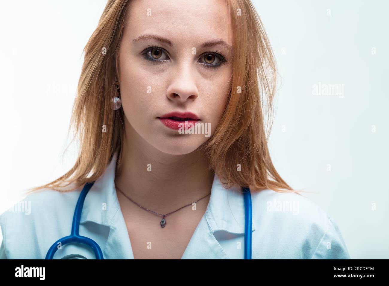 Un medico di famiglia preoccupato, un ritratto su uno sfondo bianco, insiste sui cambiamenti di stile di vita per una migliore salute Foto Stock