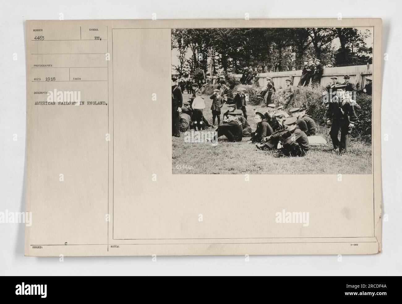 Marinai americani in Inghilterra, 1918. La fotografia mostra un gruppo di marinai americani di stanza in Inghilterra durante la prima guerra mondiale. È stata scattata da un fotografo ufficiale nel 1918 e fa parte di una serie di fotografie che documentano le attività militari americane. L'immagine è contrassegnata con il simbolo "UE” che indica il suo collegamento con il teatro di guerra europeo. Foto Stock