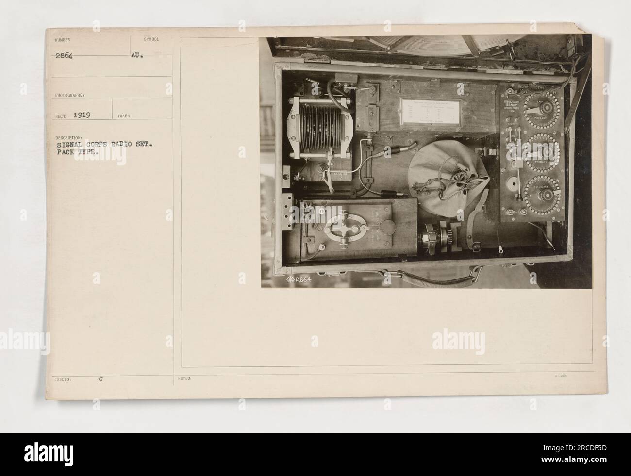 Un set radio Signal Corps, tipo confezione, fotografato nel 1919 dal fotografo SSGED CD Munger. Il set radiofonico è stato utilizzato dal Signal Corps durante la prima guerra mondiale. Questo particolare modello è dotato di un design a pacchetto. Le note del simbolo indicano il numero di modello come 48.864. Foto Stock