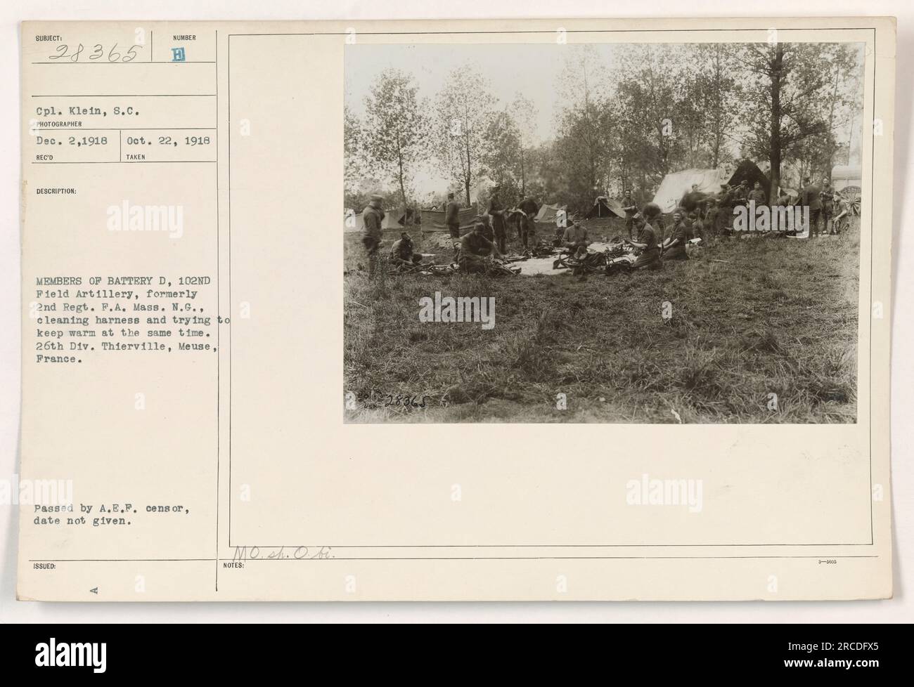Membri della batteria D, 102nd Field Artillery, ex 2nd Regt. F.A. Mass. N.G., si può vedere in questa imbracatura per la pulizia delle foto e cercare di rimanere al caldo. La foto è stata scattata a Thierville, nella Mosa, in Francia il 22 ottobre 1918 da Cpl. Klein, S.C. E' stato approvato dal censore A.E.P. Foto Stock