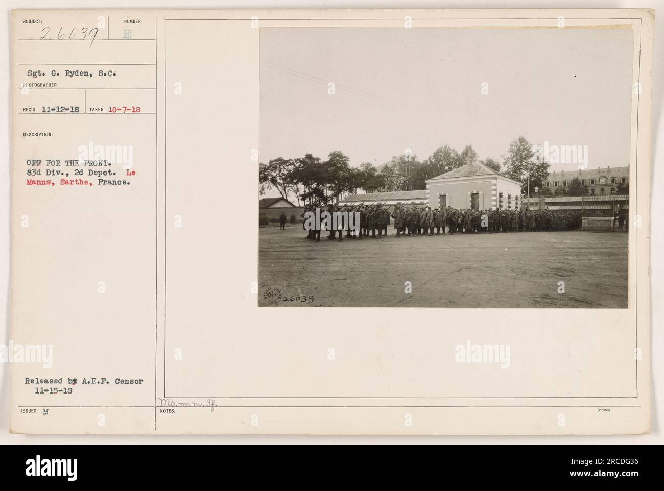 Soldati della 83rd Division, 2nd Depot, che si preparano a partire per il fronte. Questa foto è stata scattata a le Manns, Sarthe, in Francia. L'immagine è stata pubblicata dalla A.E.F Censor il 15 novembre 1918. G. Ryden ha catturato il momento il 7 ottobre 1918. Foto Stock