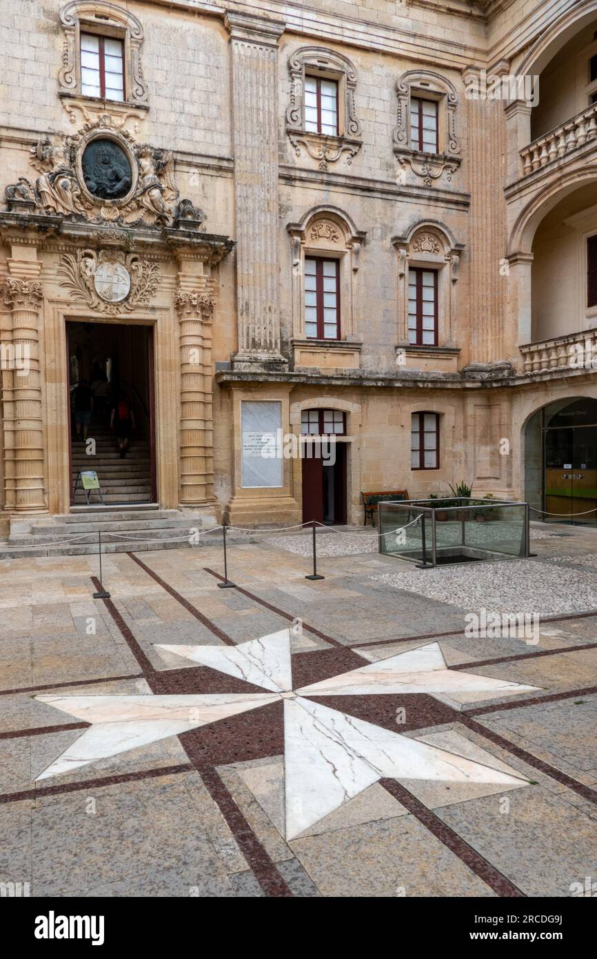 Mdina, Malta, 30 aprile 2023. Croce maltese sul terreno di fronte al Palazzo di Vilhena, Museo Nazionale di Scienze naturali. Foto Stock