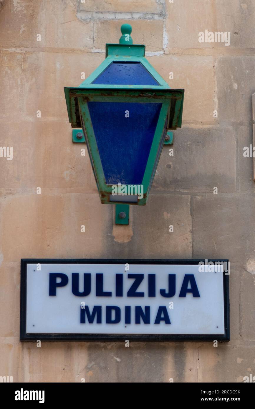 Mdina, Malta, 30 aprile 2023. Facciata dell'ufficio di polizia con lanterna Foto Stock