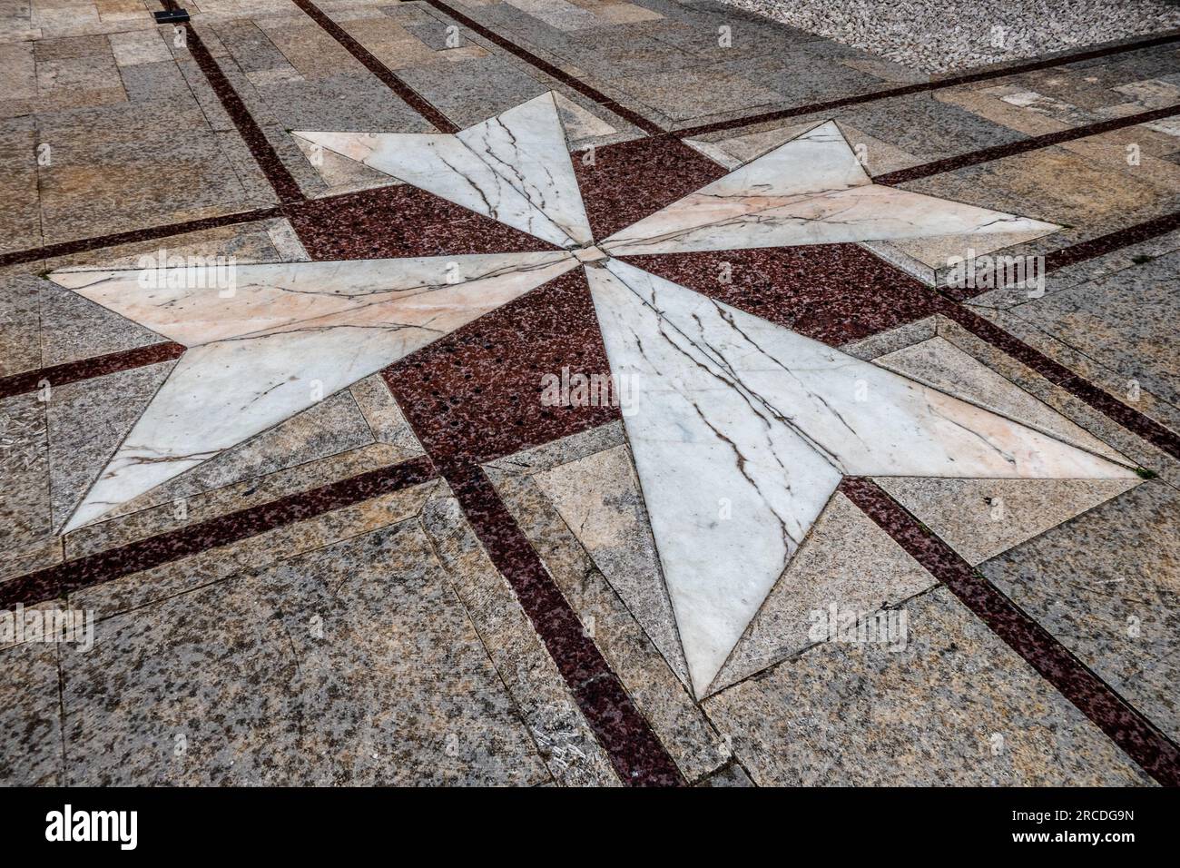 Mdina, Malta, 30 aprile 2023. Croce maltese sul terreno di fronte al Palazzo di Vilhena, Museo Nazionale di Scienze naturali. Foto Stock