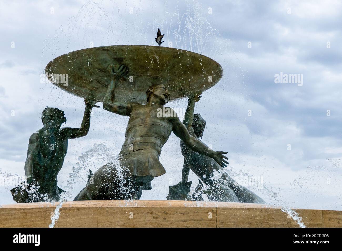 La Valletta, Malta, 30 aprile 2023. La Fontana dei Tritoni è composta da tre tritoni di bronzo che sostengono un grande bacino Foto Stock
