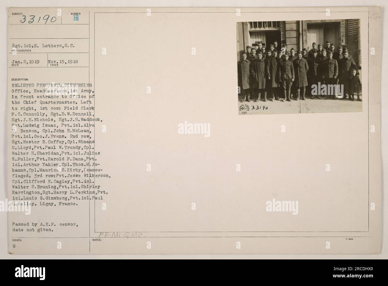 Il personale arruolato del Quartier generale, 1st Army, posa di fronte all'Ufficio del Quartiermastro capo a Ligny, in Francia. La foto mostra vari ranghi e posizioni, tra cui impiegati sul campo, sergenti, privati e corporali. La data esatta della foto è sconosciuta, ma è stata scattata tra il 15 novembre 1918 e il 2 gennaio 1919. Questa immagine è stata approvata dal censore A.E.F. Foto Stock