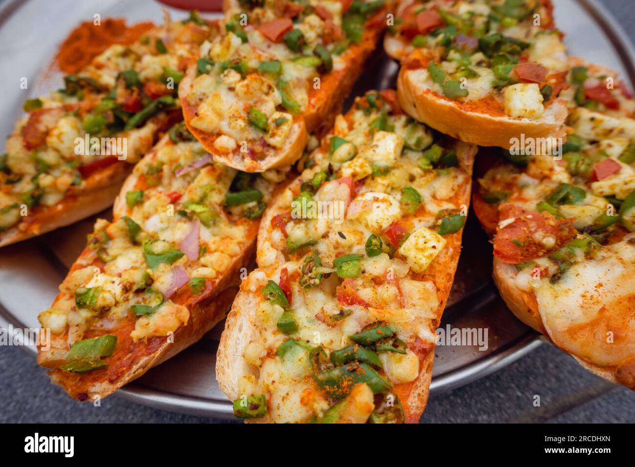 Pane all'aglio allo zenzero fatto in casa con formaggio e condimenti alle erbe indiane. India Foto Stock
