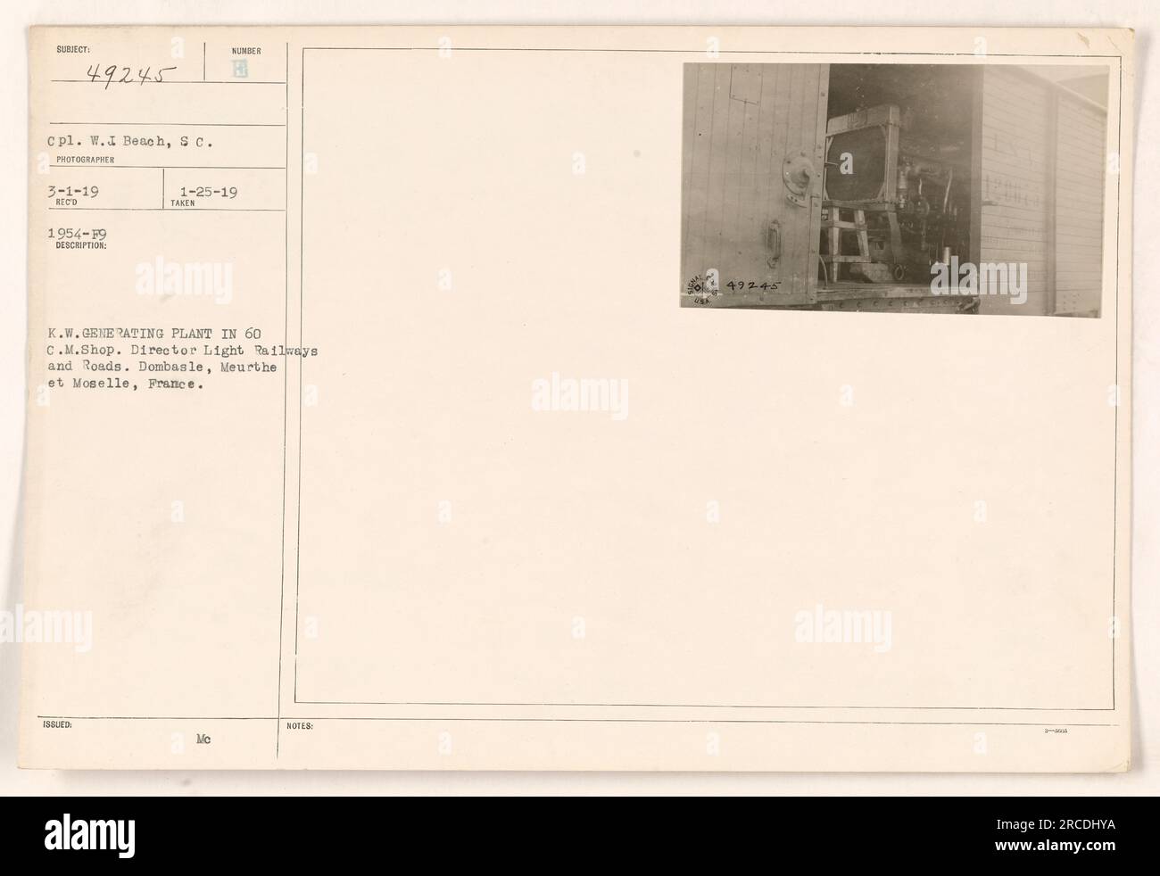 In questa foto scattata il 3 gennaio 1919, vediamo il K.W. Stabilimento di generazione in un negozio C.M. del 60 a Dombasle, Meurthe et Moselle, Francia. L'impianto era sotto la direzione del dipartimento Light Railways and Roads. L'immagine è stata scattata dal fotografo 49245 cpl. W. Beach, South Carolina. E faceva parte della collezione RECO 1954-59. Le note indicano che la descrizione è stata pubblicata il 25 gennaio 1919." Foto Stock