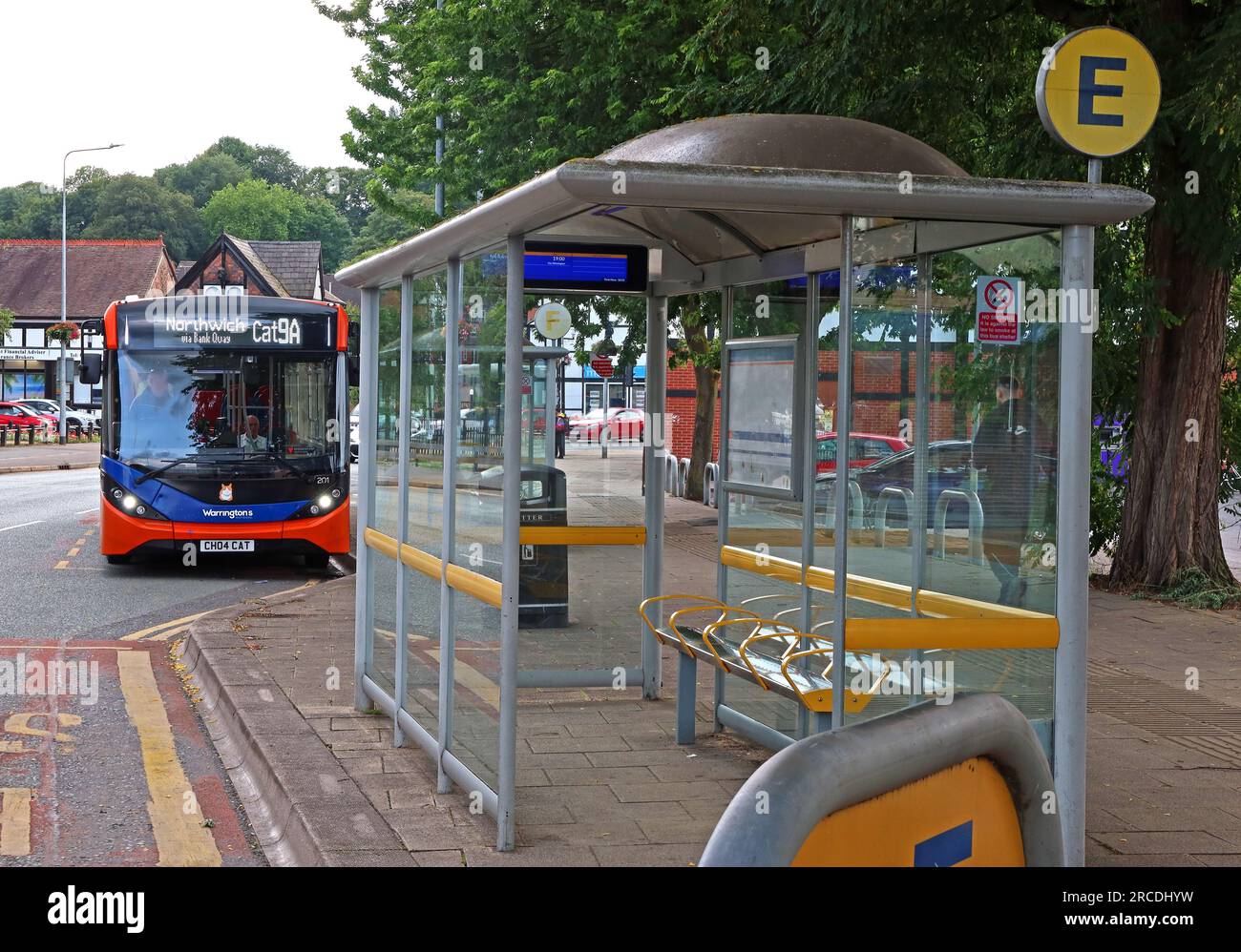 Autobus di proprietà di Warringtons Cat9A presso Northwich bus e interscambio di viaggi, percorsi, orari, Watling Street, Northwich, Cheshire, Inghilterra, Regno Unito, CW9 5EX Foto Stock