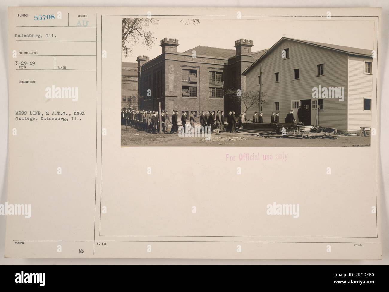 Soldati in fila nella sala disordinata dello S.A.T.C., Knox College, a Galesburg, Illinois durante la prima guerra mondiale. La foto è stata scattata il 29 marzo 1919. Foto Stock