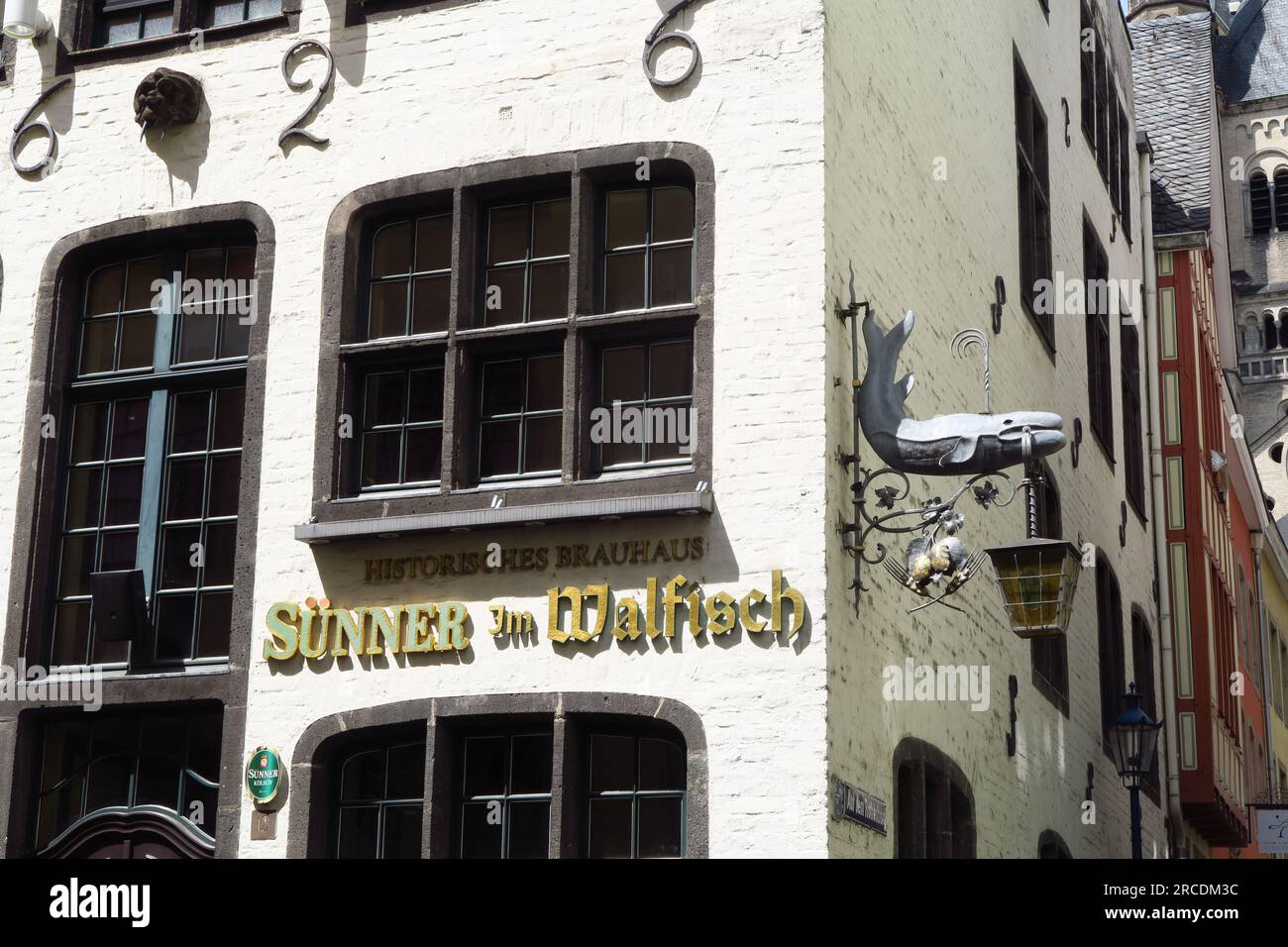 Sunner und Walfisch, una storica birreria situata sulla Salzgasse, nella città tedesca di Colonia Foto Stock