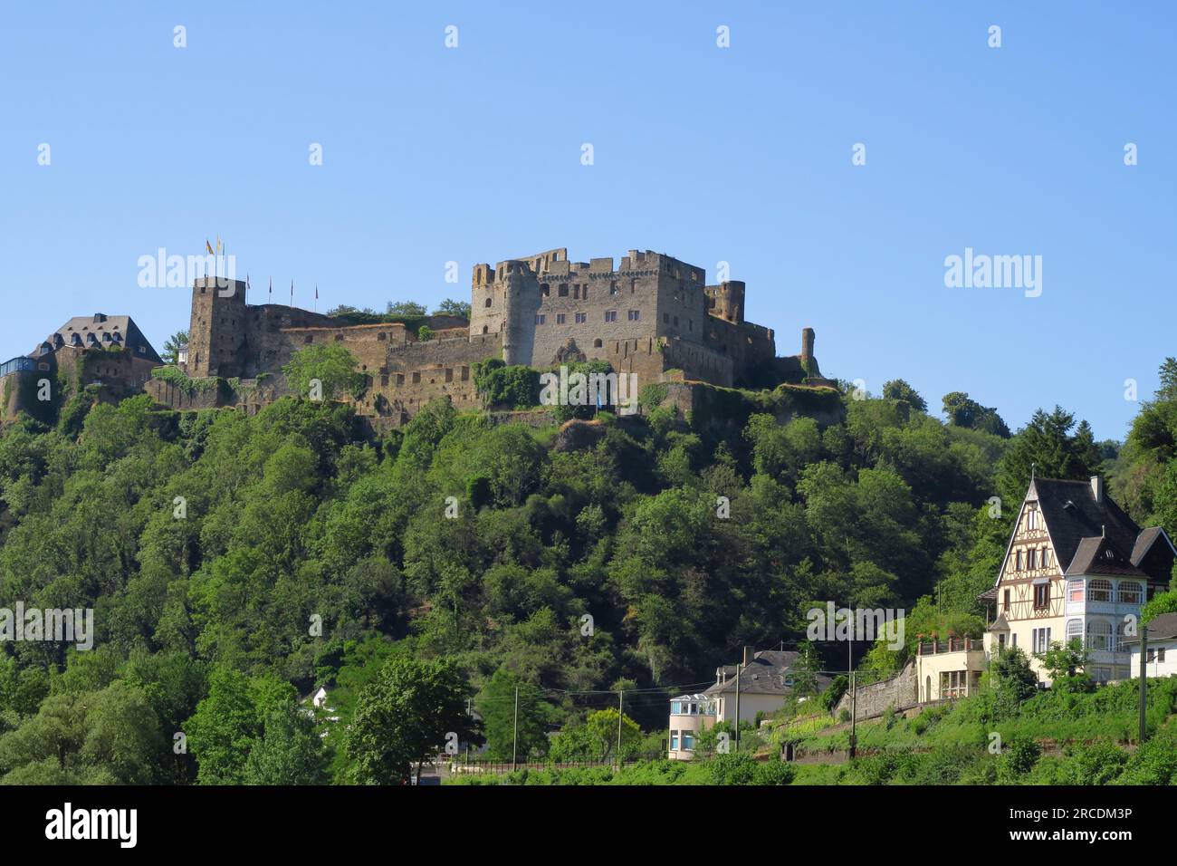 Il castello di Rheinfels, originariamente costruito intorno al 1245, è ora un hotel che si affaccia sul fiume Reno sulla sua sponda occidentale Foto Stock