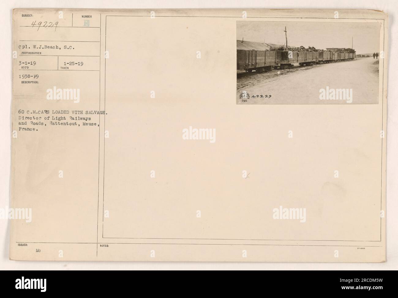 Immagine di 60 auto C.M. piene di recupero. Situato a Rattentout, Meuse, Francia, sotto la supervisione del direttore delle ferrovie e strade leggere. Preso dal Cpl. W.J. Spiaggia dei Signal Corps. Fotografato il 3-1-19. Informazioni relative alla didascalia pubblicate il 1-25-19, descritte come RECO 1938-89. OSK 49229. Foto Stock