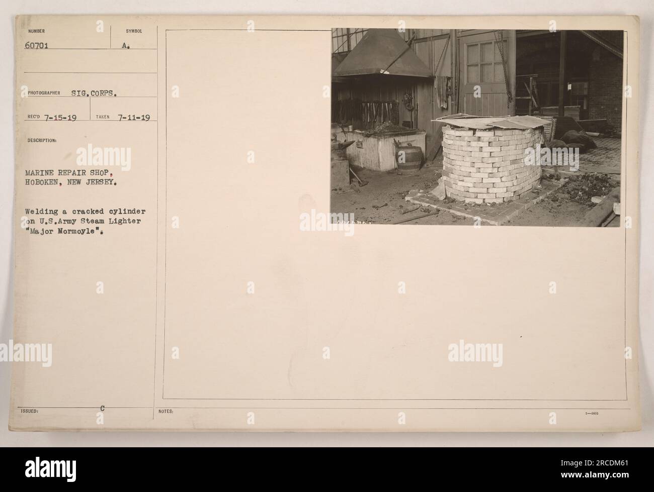 In questa foto scattata l'11 luglio 1919, in un'officina di riparazione navale a Hoboken, New Jersey, un lavoratore è visto saldare un cilindro incrinato negli Stati Uniti Army Steam Lighter "Major Normoyle". Questa riparazione era necessaria per il trasporto di merci e materiali durante la prima guerra mondiale. Foto Stock