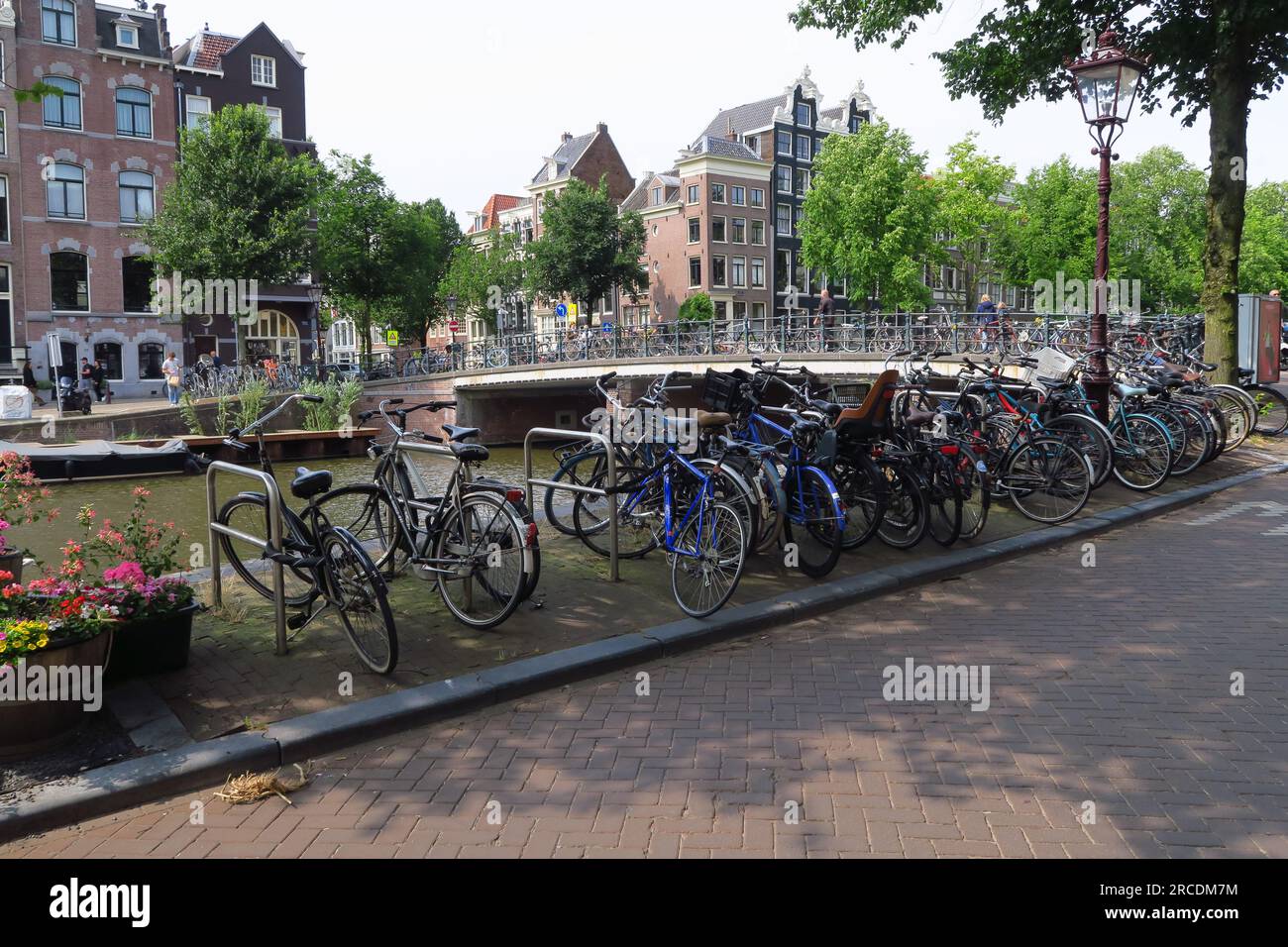 Un ponte sul canale Singel nella città olandese di Amsterdam con biciclette in primo piano Foto Stock
