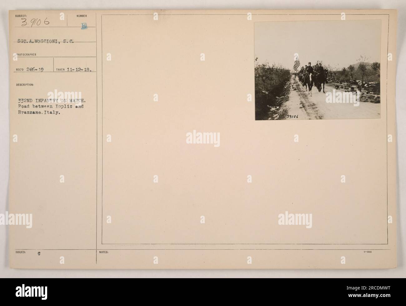Una fotografia del 332° Fanteria che marcia su una strada tra Toplis e Brazzano, Italia. L'immagine è stata scattata il 12 novembre 1918 dal fotografo A. Moscioni. La descrizione descrive in dettaglio l'oggetto della foto, il numero di emissione e il codice di identificazione. Foto Stock