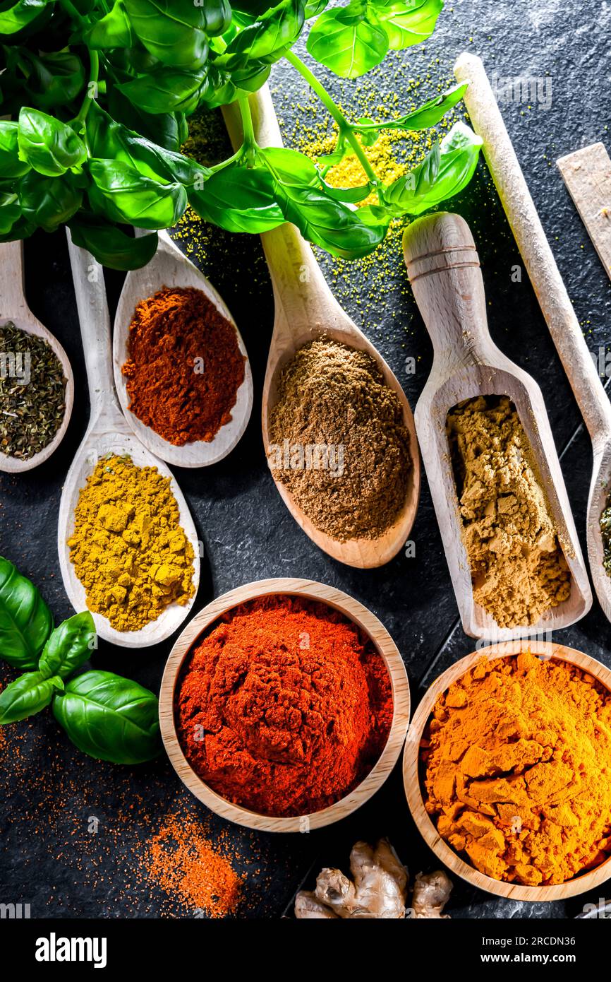 Composizione con assortimento di spezie ed erbe. Foto Stock