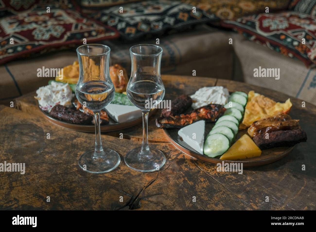 Ristorante tradizionale albanese nel centro della città che offre pranzo e rakia fresca Foto Stock