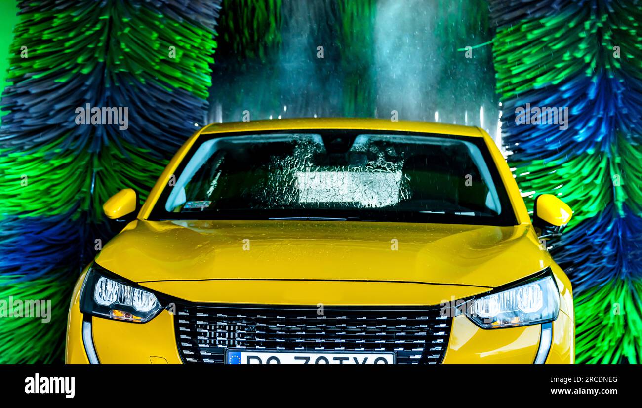 Un'automobile in un autolavaggio automatico. Foto Stock