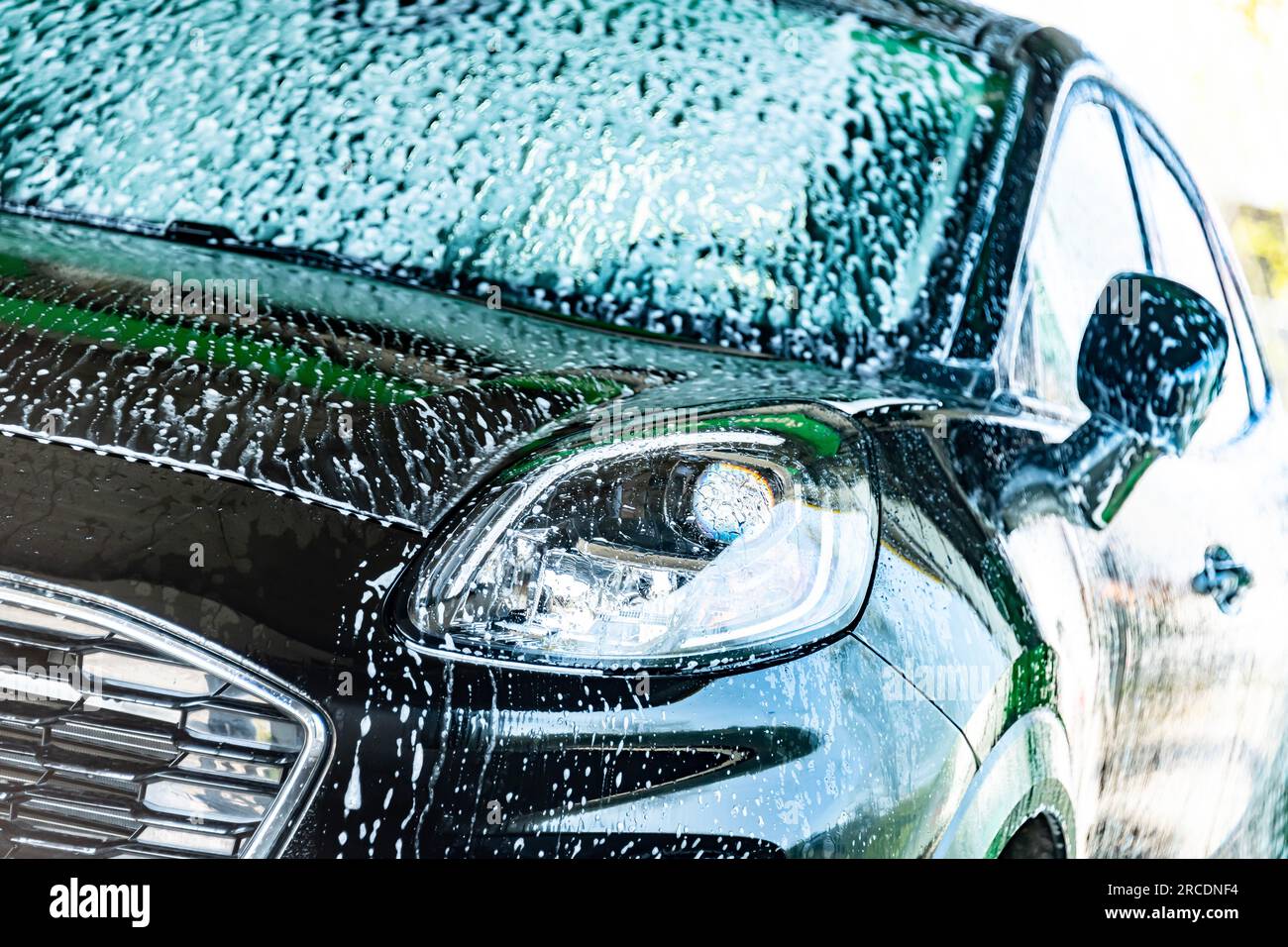 Un'automobile in un autolavaggio automatico. Foto Stock
