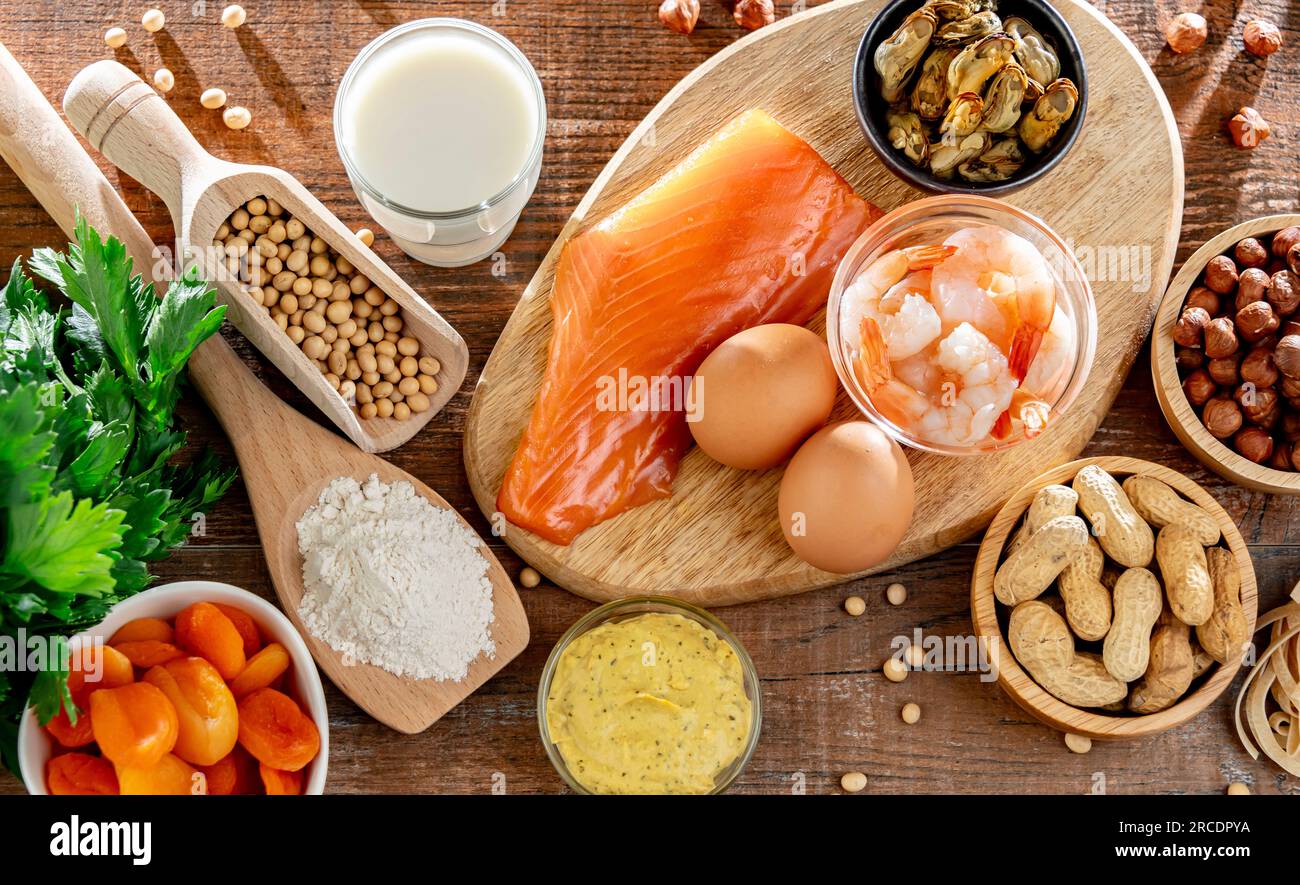 Composizione con allergeni alimentari comuni, compresi uova, latte, soia, noci, pesce, frutti di mare, farina di grano, senape, albicocche secche e sedano Foto Stock