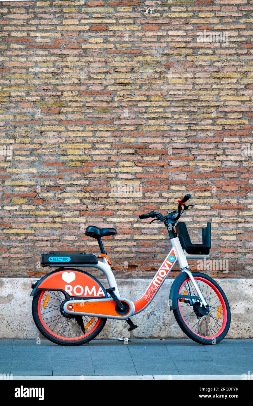 E-bike parcheggiata in via dei fori Imperiali, Roma, Italia Foto Stock