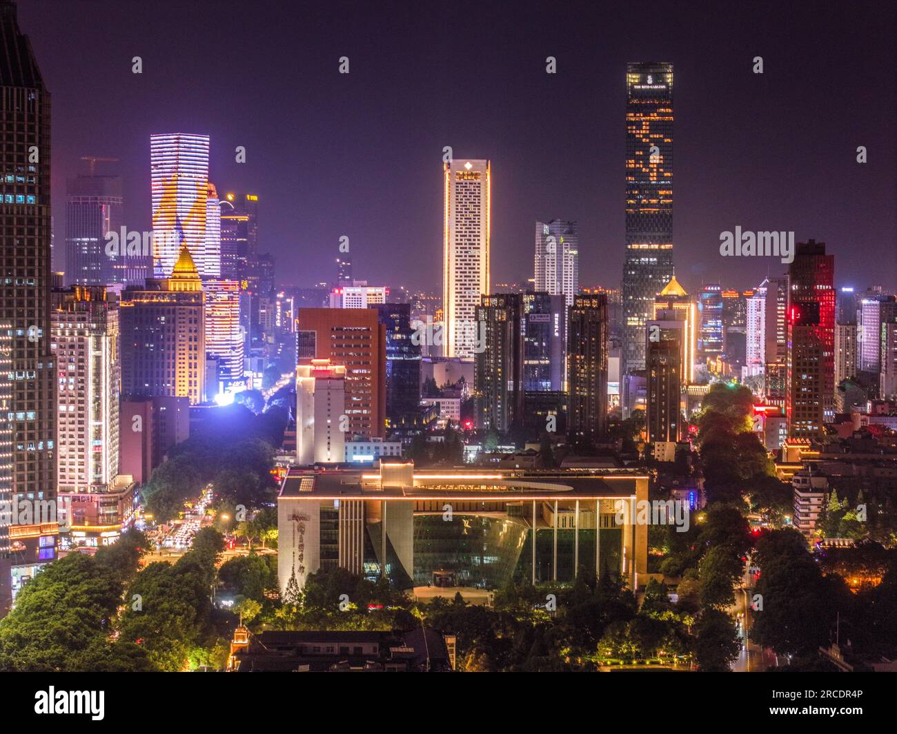 (230714) -- NANCHINO, 14 luglio 2023 (Xinhua) -- questa foto aerea scattata il 9 giugno 2023 mostra la Biblioteca di Nanchino e la vista della città a Nanchino, nella provincia di Jiangsu della Cina orientale. L'antica città di Nanchino, con una storia di circa 2.500 anni, ha avviato molti progetti di rinnovamento lungo il fiume Qinhuai negli ultimi anni. Questo ha contribuito a unire il vecchio e il nuovo per creare un futuro più luminoso della città. Tali progetti di rinnovamento urbano hanno anche portato alla prosperità del settore culturale nella città antica. Nel 2022, il valore aggiunto dell'industria culturale di Nanchino ha raggiunto i 112 miliardi di yuan (circa 15,6 bi Foto Stock