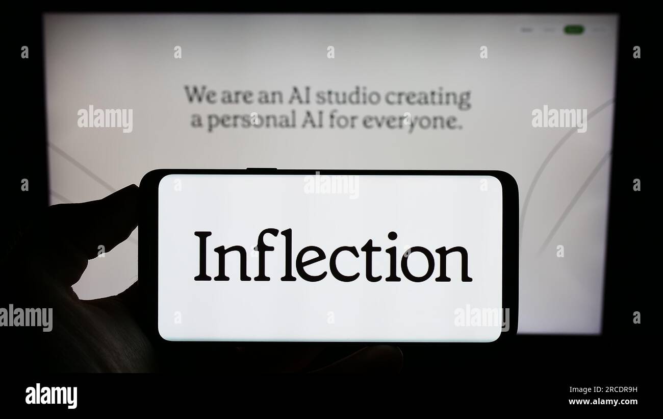 Persona che possiede un telefono cellulare con il logo della società statunitense di apprendimento automatico Inflection ai Inc. Sullo schermo davanti alla pagina Web. Concentrarsi sul display del telefono. Foto Stock
