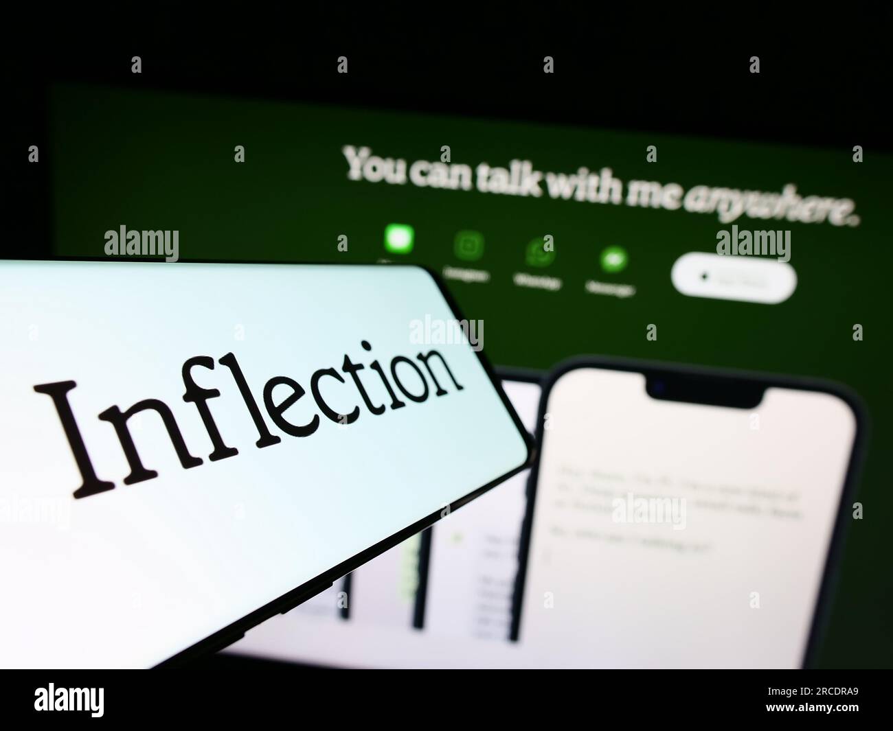 Telefono cellulare con logo della società americana di apprendimento automatico Inflection ai Inc. Sullo schermo davanti al sito Web. Concentrarsi sul centro del display del telefono. Foto Stock
