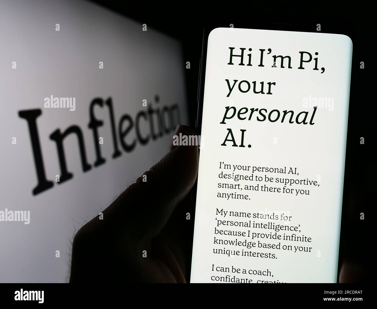 Persona in possesso di cellulare con pagina Web della società statunitense di apprendimento automatico Inflection ai Inc. Sullo schermo con logo. Concentrarsi sul centro del display del telefono. Foto Stock