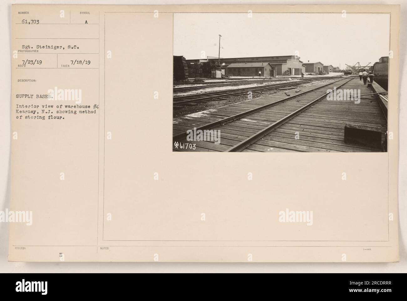 Vista interna del magazzino n. 4 a Kearney, N.J., durante la prima guerra mondiale L'immagine mostra il metodo di conservazione della farina, con numerosi sacchetti ordinatamente impilati sugli scaffali. La foto è stata scattata il 23 luglio 1919 dal sergente Steiniger, 8.c. Foto Stock