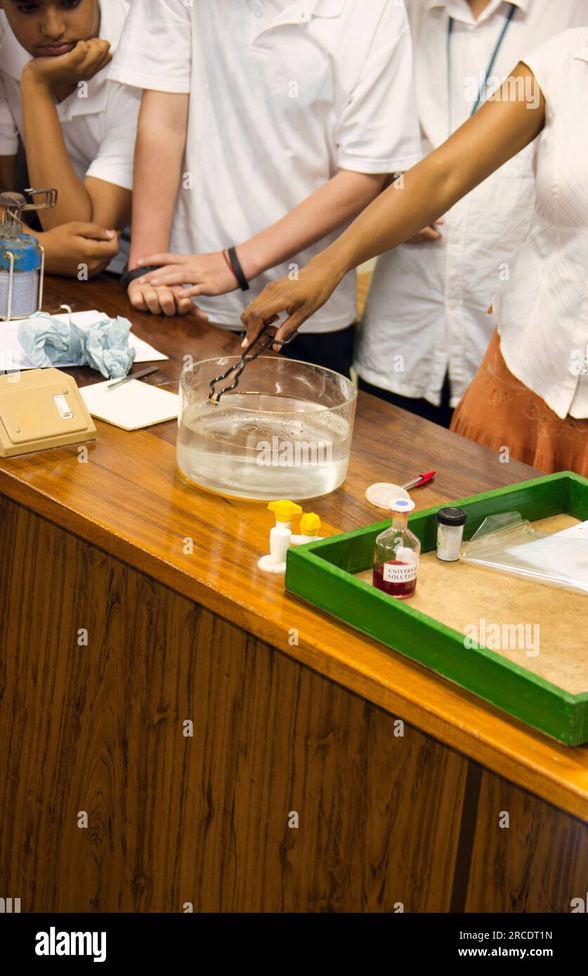 ragazzi in un laboratorio di chimica che fanno un esperimento Foto Stock